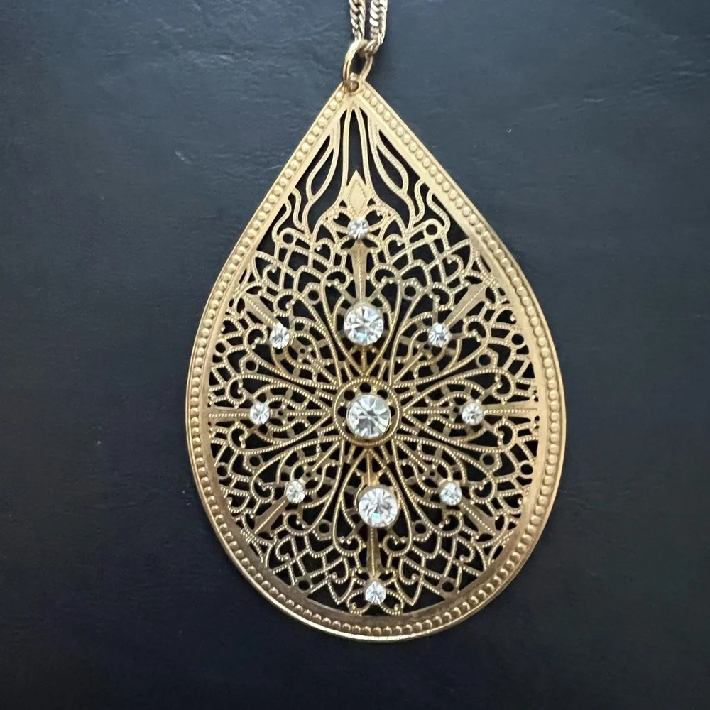 NECKLACE of GOLD TONE FILIGREE WITH RHINESTONES A TWISTED CHAIN AND EXTENSION